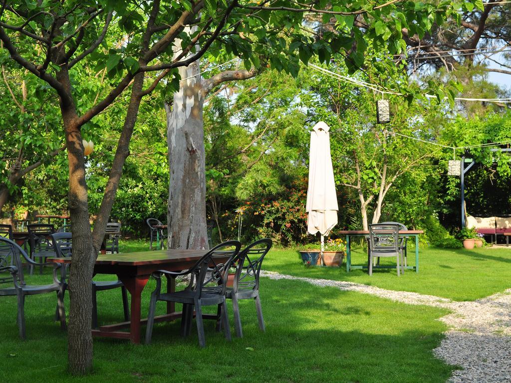 Hobbit Evi Hotel Чирали Екстериор снимка