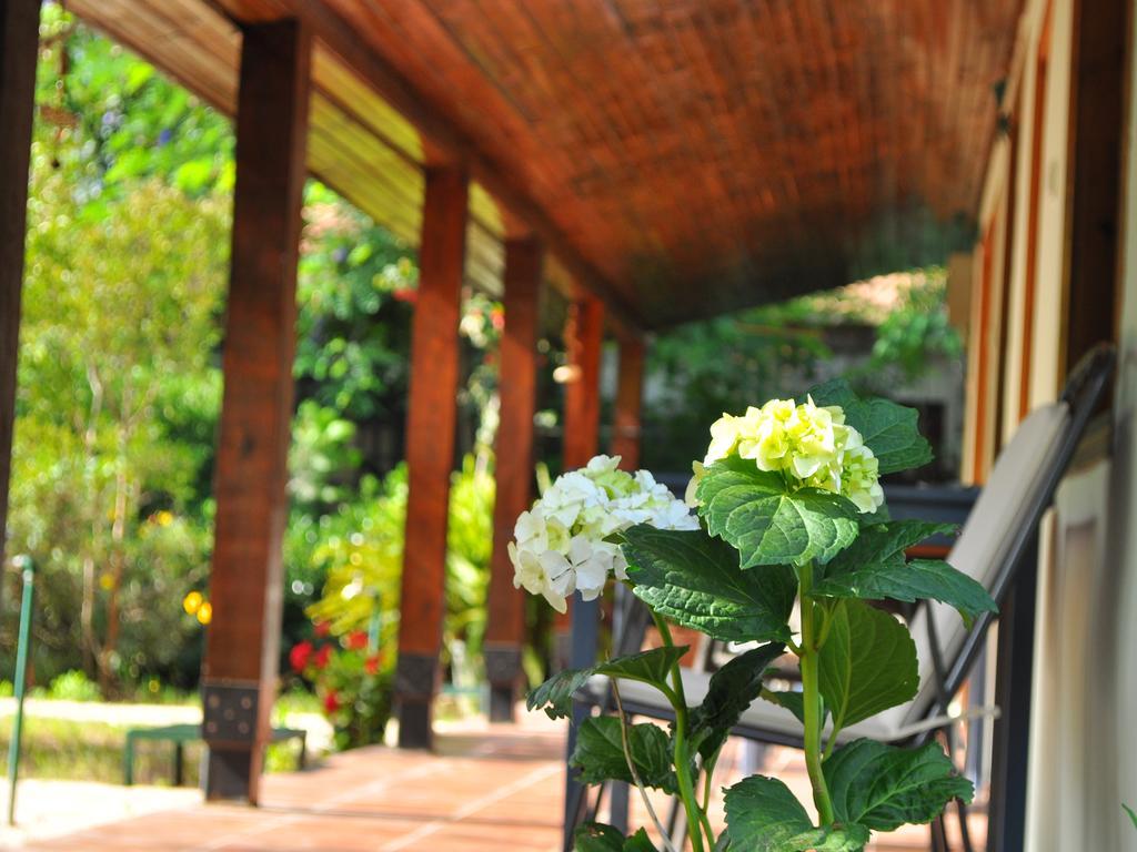 Hobbit Evi Hotel Чирали Екстериор снимка