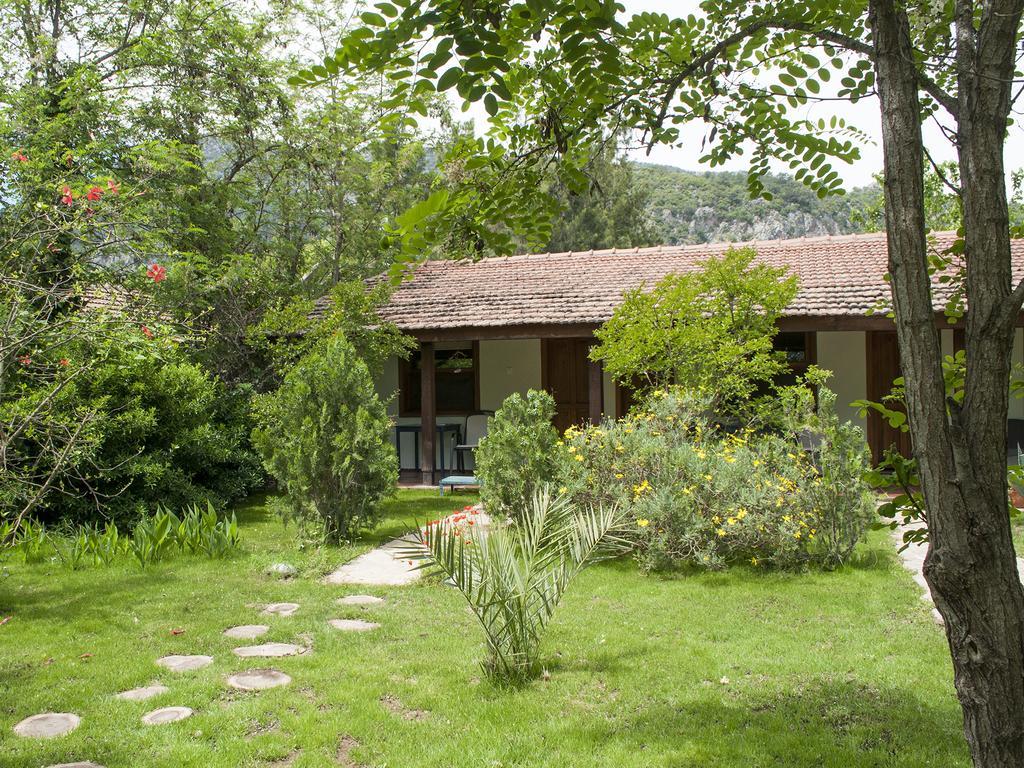 Hobbit Evi Hotel Чирали Екстериор снимка